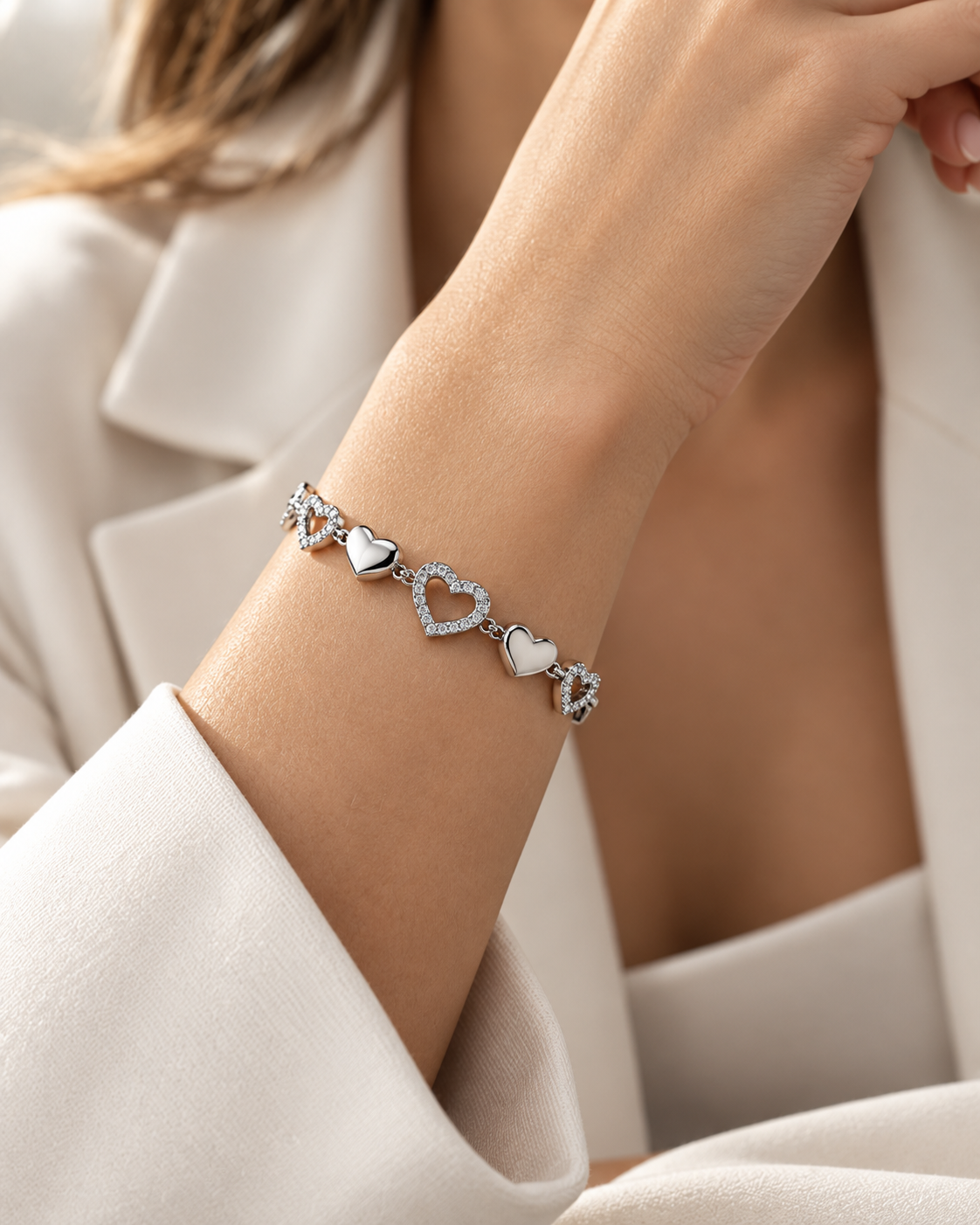 LEONIS ZEVARA Bracelet Cœurs Éternels - porté