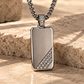 Pendentif Plaque Bold Homme – Acier 316 – détail – LEONIS ZEVARA