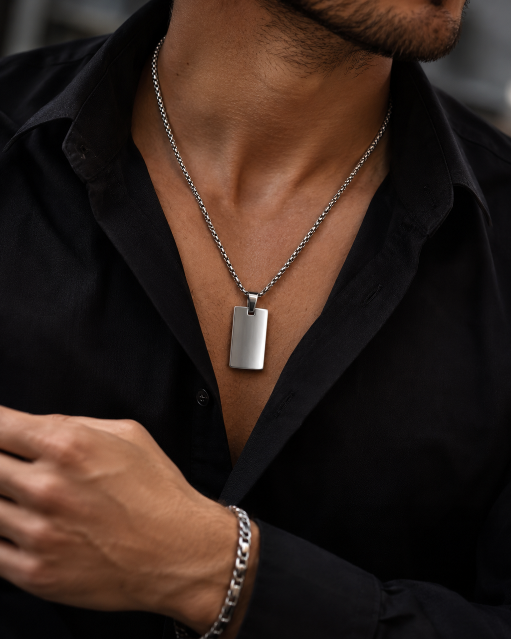 LEONIS ZEVARA Pendentif Plaque Bold Homme - porté