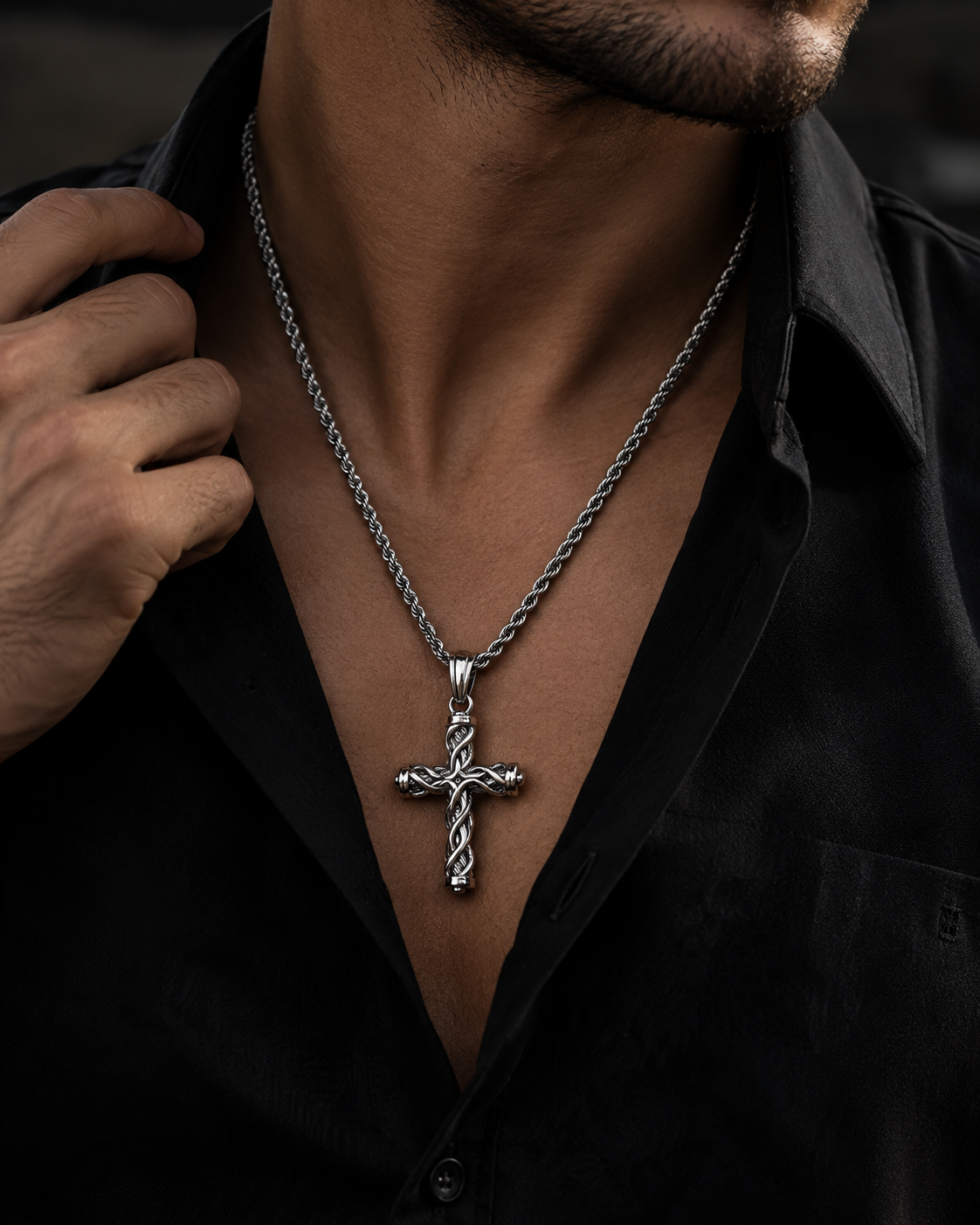 LEONIS ZEVARA Pendentif Croix Tressée Homme - porté